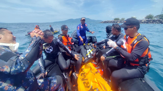 Tim Dirpolairud Polda Sulut membawa jenazah korban kecelakaan JetSki usai dievakuasi dari kedalaman 20 meter di Teluk Manado.