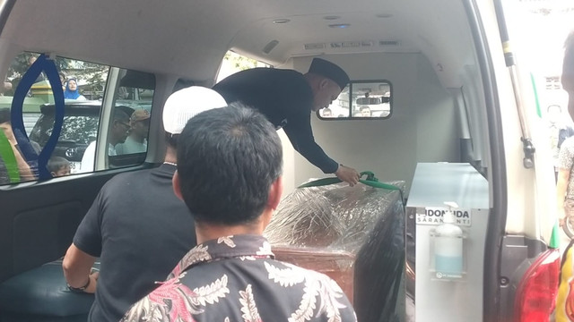 Mobil jenazah yang membawa jasad M. Ripan Agustina, di Kampung Pamoyanan, Selasa (4/11/2025). Foto: kumparan