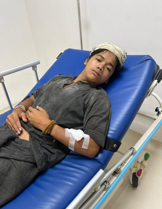 Seorang warga Baduy Dalam bernama Repan menjadi korban pembegalan hingga harus mengalami luka bacok di tangan kiri saat sedang berjualan madu di wilayah Cempaka Putih, Jakarta pada Minggu (26/10/2025). Foto: Dok. Istimewa