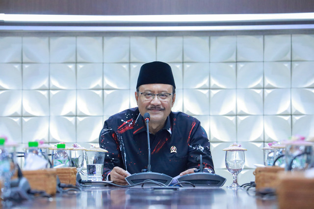 Mensos RI Saifullah Yusuf (Gus Ipul) memberikan arahan secara daring melalui Zoom Meeting pada Penutupan Pelatihan Bakal Calon Kepala Sekolah Rakyat di Kantor Kemensos, Salemba, Jakarta (4/10/2025). Foto: Kemensos RI