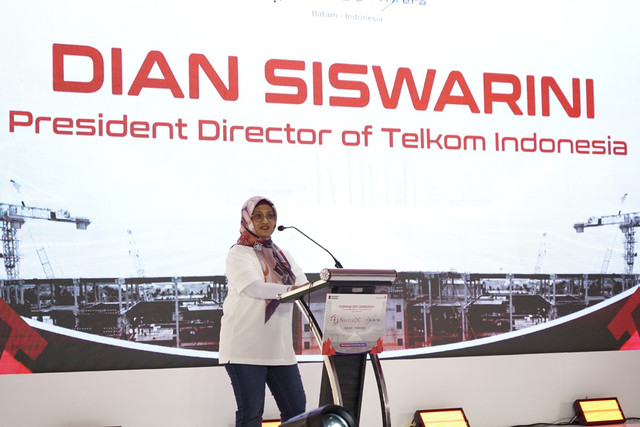 Direktur Utama Telkom Dian Siswarini saat memberikan paparan pada acara Topping Off Hyperscale Data Center (HDC) NeutraDC-Nxera Batam, Kamis (30/10) di Batam. Foto: Telkom