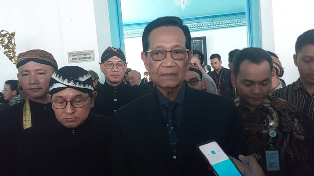 Sultan Hamengkubuwono (HB) dan Paku Alam X melayat Sinuhun Paku Buwono (PB) XIII di Keraton Kasunanan Surakarta Hadiningrat, Selasa (4/11/2025). Foto: kumparan