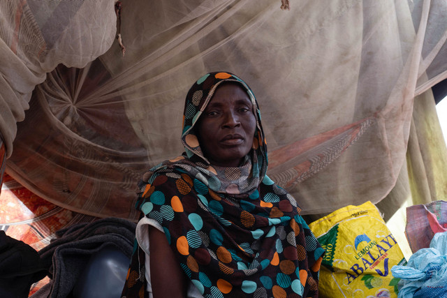Seorang perempuan Sudan yang mengungsi dari El-Fasher ke tempat penampungan sementaranya di kamp Um Yanqur, yang terletak di tepi barat daya Tawila, di wilayah Darfur barat Sudan, Senin (3/11/2025). Foto: AFP