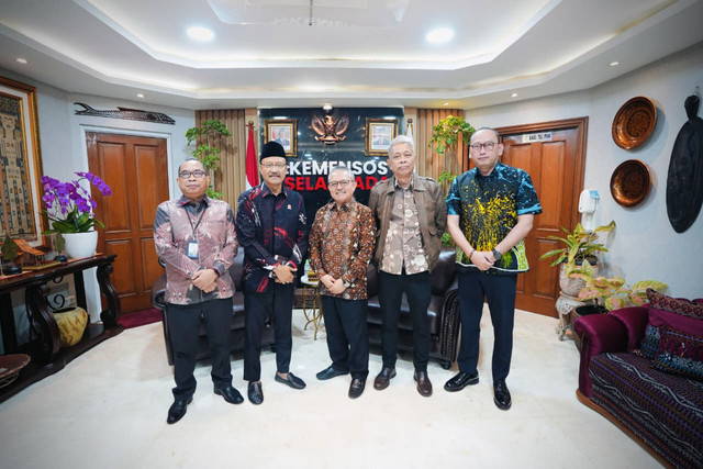 Mensos Yusuf (Gus Ipul) menggelar audiensi dengan Kepala Perpusnas Aminuddin Aziz di Kantor Kemensos, Selasa (4/11/2025). Foto: Dok. Istimewa