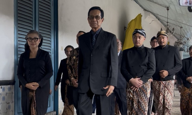 Sri Sultan HB X bersama keluarga Keraton Yogyakarta bertakziah ke Kasunanan Surakarta, Selasa (4/11). Foto: Pandangan Jogja/Resti Damayanti