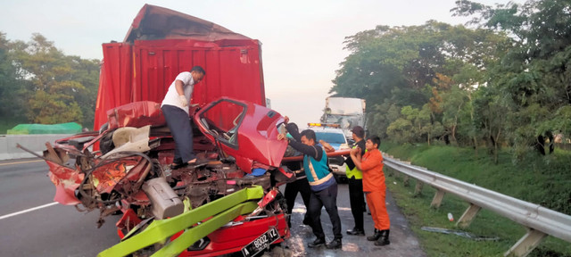 Truk menabrak truk di Tol KM 68+800 Jakarta-Cikampek (Japek) arah Jakarta, Selasa (4/11/2025). Foto: Dok. Polres Karawang