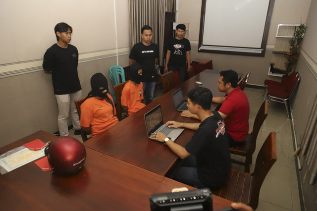 Pasutri di Kabupaten Magetan ditangkap mencuri sepeda motor milik ibu kandungnya sendiri. Foto: Dok. Polres Magetan