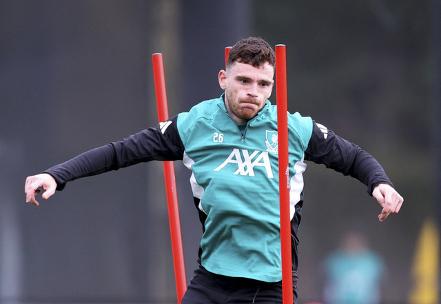 Pemain Liverpool FC Andy Robertson mengikuti sesi latihan jelang melawan Real Madrid pada pertandingan League Phase Liga Champions musim 2025/2026 di AXA Training Centre, Liverpool, Inggris, Senin (3/11/2025). Foto: Ed Sykes/Reuters