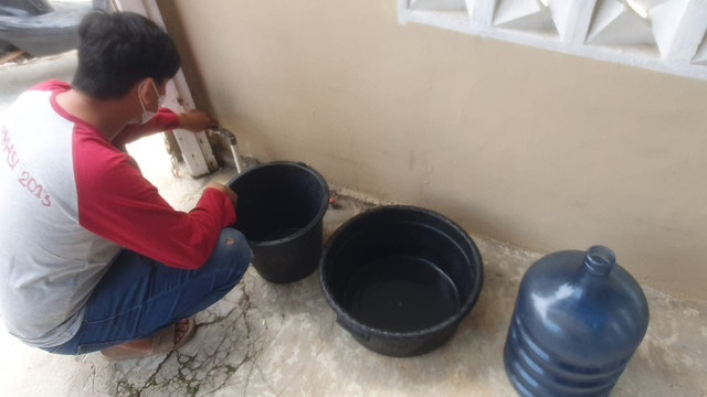 Ganda (35), warga Perumahan Bukit Intan Residence, Palembang, saat mengecek kran air yang tak kujung mengalir. Foto : Istimewa