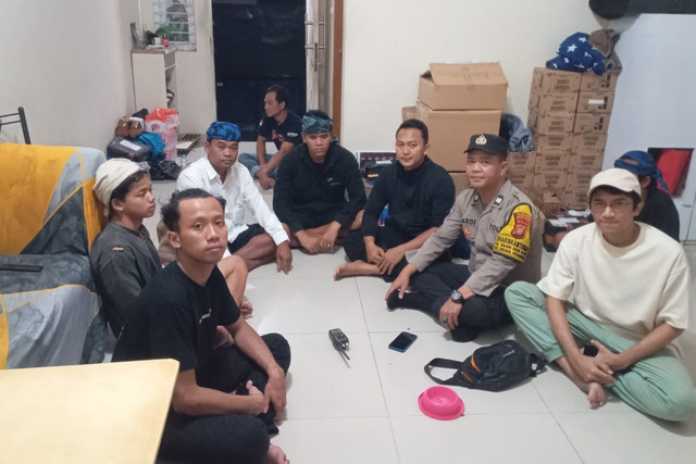 Momen Repan (kiri) ditemui polisi di rumah Melo (kanan) di Tanjung Duren, Jakarta, Sabtu (1/11/2025). Foto: Dok. Istimewa