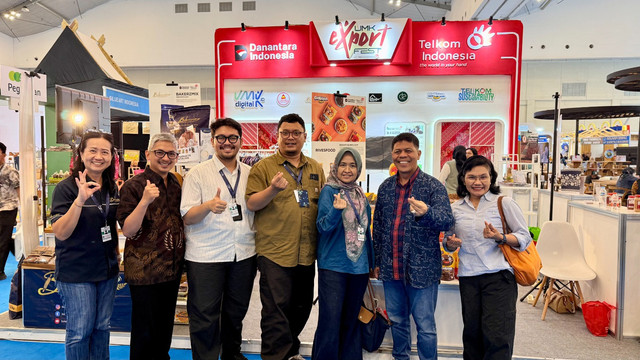 Manager MSE Development Achmad Retno Syafarie (kedua dari kiri) beserta tim dan Manager RB Operation Feny Iriani (ketiga dari kanan) beserta tim saat mengunjungi booth Telkom pada ajang Trade Expo Indonesia 2025, yang diselenggarakan pada 15–19 Oktober 2025 di Indonesia Convention Exhibition (ICE) BSD City, Tangerang. Foto: dok. Telkom