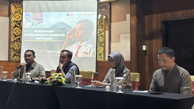 Sekretaris BSKAP Muhammad Yusro, Kepala BSKAP Toni Toharudin, Inspektur II Inspektorat Jenderal Kemdikdasmen Purwaniati Nugraheni Pusat Asesmen Pendidikan Handaru Catu Bagus di Hotel Sari Pacific, Jakarta Pusat, Selasa (4/11/2025). Foto: Amira Nada Fauziyyah/kumparan