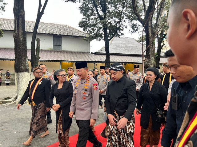 Kapolri Jenderal Listyo Sigit Prabowo melayat ke Keraton Surakarta, Selasa (4/11). Foto: Pandangan Jogja/Resti Damayanti
