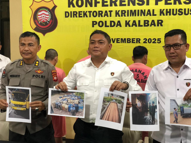 Polisi menunjukkan barang bukti pengugkapan penyelewengan distribusi solar di Singkawang dan Ketapang. Foto: Ade Mirza/Hi!Pontianak