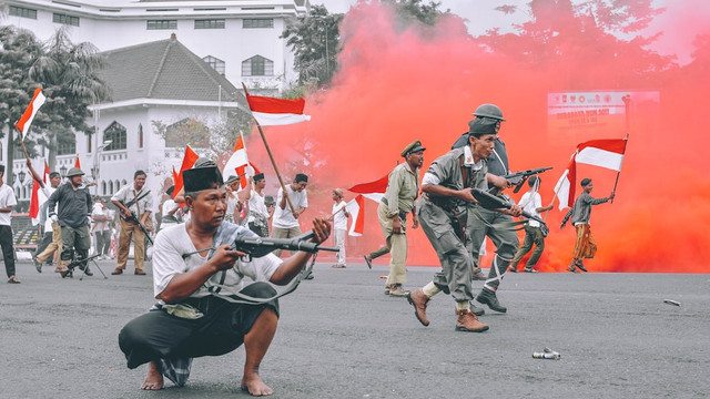 Ilustrasi Kegiatan Hari Pahlawan. Foto: Unsplash/ Bimo Luki