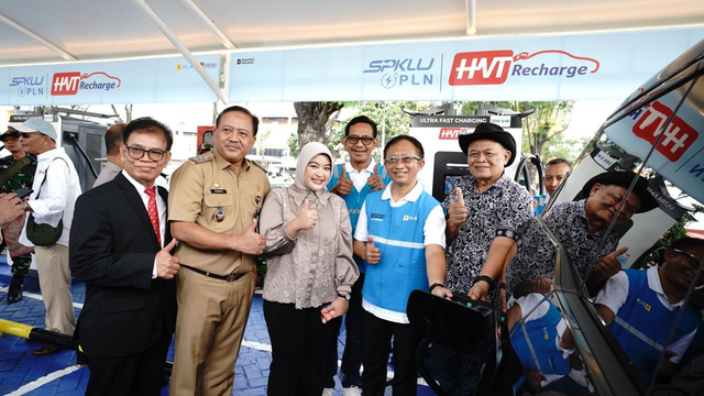 Wakil Wali Kota Jakarta Timur Kusmanto (kedua dari kiri), Direktur Retail dan Niaga PLN, Adi Priyanto (kedua dari kanan), Senior Advisor PT High Volt Technology (HVT), Herman Daniel Ibrahim (kanan) dan General Manager PLN UID Jakarta Raya, Moch. Andy Adchaminoerdin (ketiga dari kanan) pada peresmian 2 Stasiun Pengisian Kendaraan Listrik Umum (SPKLU) Center pertama di Jakarta, Senin (3/11). Foto: Dok. PLN