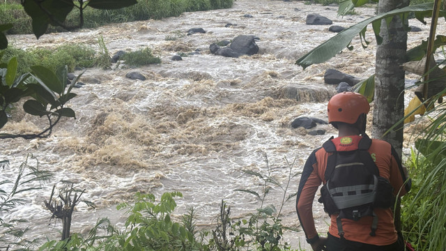 Tim SAR gabungan masih melakukan pencarian terhadap mahasiswa UIN yang hanyut Sungai Jolinggo, Kendal. Foto: Dok. Istimewa