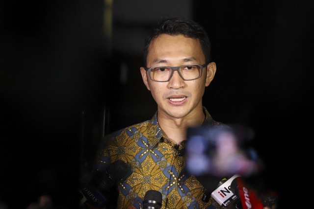 Juru Bicara KPK Budi Prasetyo berbicara kepada media terkait perkembangan isu operasi tangkap tangan (OTT) Gubernur Riau di Gedung KPK, Jakarta, Selasa (4/11/2025). Foto: Iqbal Firdaus/kumparan