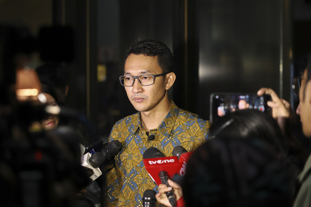 Juru Bicara KPK Budi Prasetyo berbicara kepada media terkait perkembangan isu operasi tangkap tangan (OTT) Gubernur Riau di Gedung KPK, Jakarta, Selasa (4/11/2025). Foto: Iqbal Firdaus/kumparan