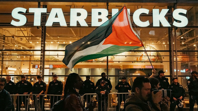 Aksi protes di salah satu gerai Starbucks di New York (Foto: Cristina Matuozzi/Sipa USA)