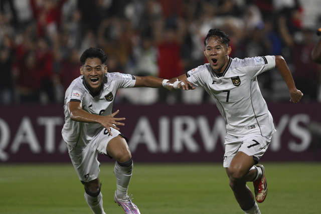 Pemain Timnas Indonesia U-17 Zahaby Gholy berselebrasi bersama rekannya Mierza Firjatullah usai mencetak gol ke gawang Timnas Zambia U-17 pada laga Grup H Piala Dunia U-17 di Lapangan 7 Aspire Zone, Doha, Qatar, Selasa (4/11/2025). Foto: Bayu Pratama S/ANTARA FOTO