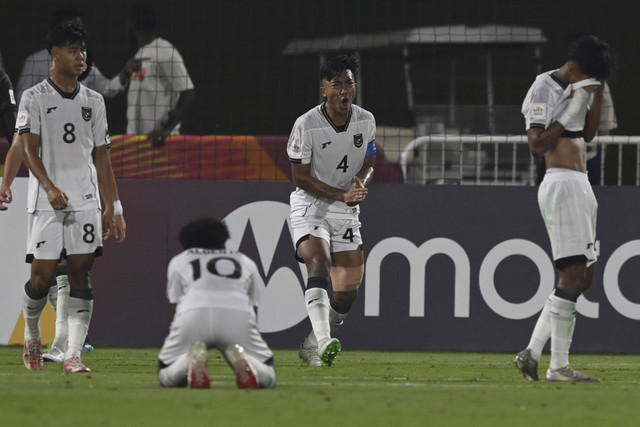Pemain Timnas Indonesia U-17 Putu Panji (kedua kanan) memberikan semangat ke rekan timnya usai kebobolan oleh Timnas Zambia U-17 pada laga Grup H Piala Dunia U-17 di Lapangan 7 Aspire Zone, Doha, Qatar, Selasa (4/11/2025). Foto: Bayu Pratama S/ANTARA FOTO
