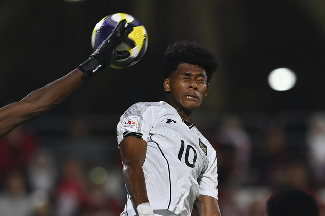Pemain Timnas Indonesia U-17 Fadly Alberto berebut bola di udara dengan penjaga gawang Timnas Zambia U-17 Christo Chitambala pada laga Grup H Piala Dunia U-17 di Lapangan 7 Aspire Zone, Doha, Qatar, Selasa (4/11/2025). Foto: Bayu Pratama S/ANTARA FOTO