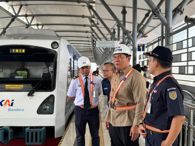 Anggota Komisi VII DPR RI, Ir. H. Bambang Haryo Soekartono, saat meninjau kereta bandara. (ist)