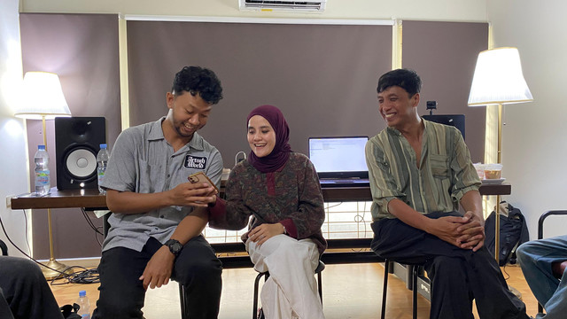 Sesi Dengar Perdana album kedua Manjakani di Toko Kami Suhada, Pontianak pada Selasa sore, 4 November 2025.. Foto: Alycia Tracy Nabila/Hi!Pontianak