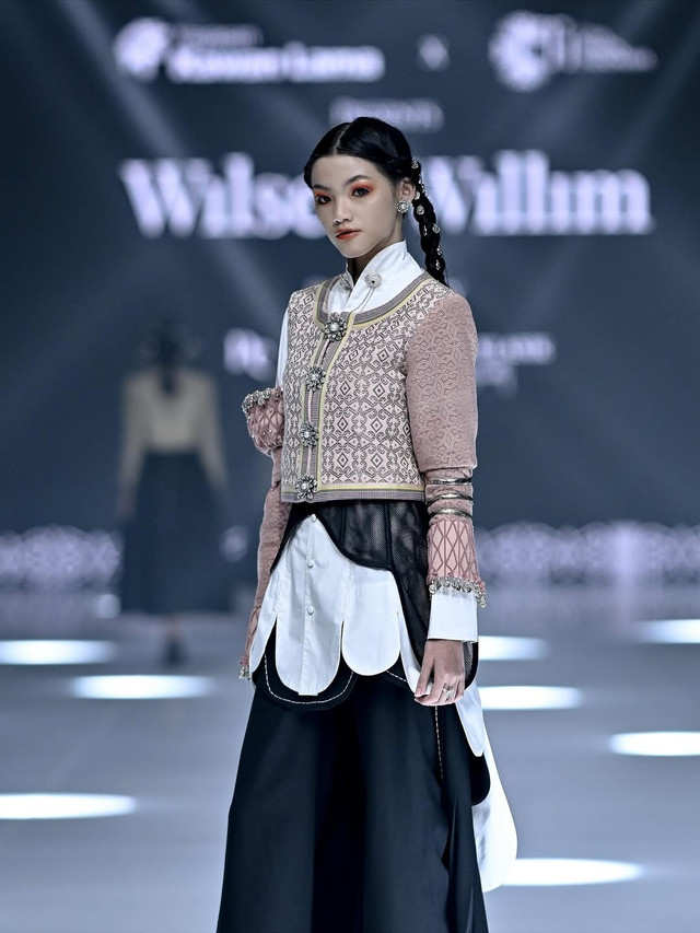 Kain tenun Dayak Iban dari Kalimantan Barat tampil di panggung Jakarta Fashion Week (JFW) 2026. Foto: Dok. Instagram @wilsenwillimofficial
