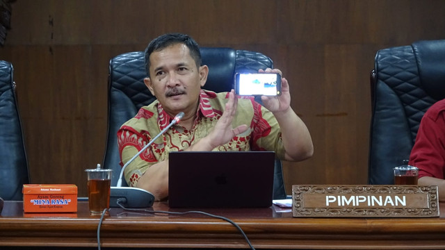 Ketua Komisi A DPRD DIY, Eko Suwanto, memaparkan materi kepada peserta dialog. Foto: Dok. DPRD DIY