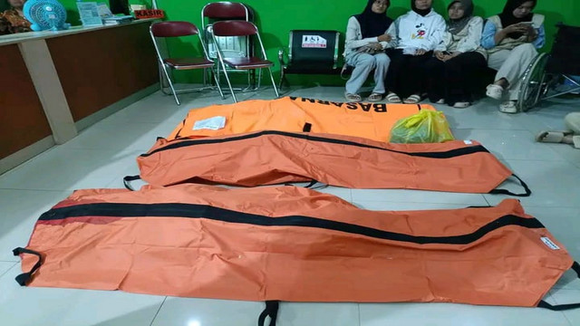 Jenazah mahasiswa UIN Walisongo Semarang yang hanyut di Sungai Singorojo, Kecamatan Singorojo, Kabupaten Kendal, saat di Puskesmas Singorojo. (Aset: Istimewa)