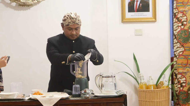 KBRI Beijing bersama Dharma Wanita Persatuan (DWP) KBRI Beijing kenalkan tradisi jamu Indonesia kepada komunitas diplomatik dalam acara ASEAN Ladies Circle (ALC) di Wisma Duta Besar RI, Beijing, Jumat (31/10/2025). Foto: Dok. KBRI Beijing