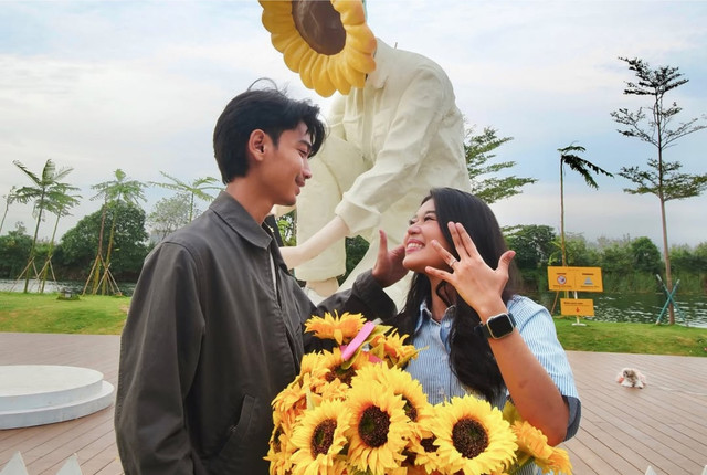 Perempuan dilamar dengan patung raksasa. Foto: Instagram @annsekar