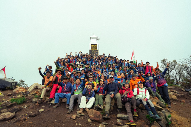 75 anak muda dari berbagai daerah di Indonesia memperingati Hari Sumpah Pemuda di puncak Gunung Lawu, Karanganyar, pada 28 Oktober 2025. Foto: Dok. EIGER