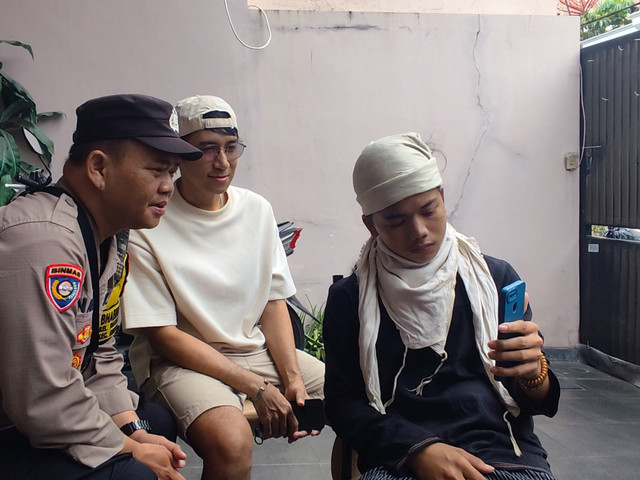 Repan (kanan), Nello (tengah), dan anggota polisi di kawasan Tanjung Duren. Foto: Rachmadi Rasyad/kumparan