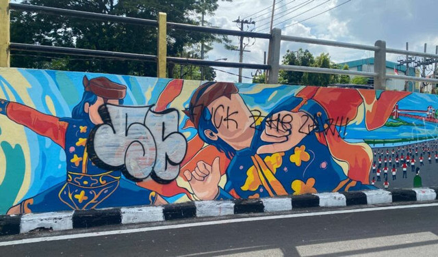 Mural di kawasan Gubeng Pojok, Surabaya, yang jadi sasaran vandalisme. Foto: Istimewa 