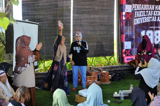 Alumni FK Unair menggelorakan semangat 'Menua dengan Anggun'.