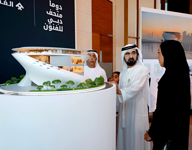 Perdana Menteri Uni Emirat Arab, Mohammed bin Rashid (kiri) menyaksikan pengumuman Museum Seni Dubai (DUMA) yang dibangun oleh kelompok Al Futtaim sebagai arsitektur dan budaya khas lanskap perkotaan di Dubai, Uni Emirat Arab, Sabtu (25/10/2025). Foto: X/ @DXBMediaOffice