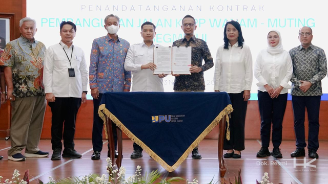 EVP Divisi Sipil Umum Hutama Karya Rizky Agung (keempat dari kanan) menandatangani kontrak pembangunan Jalan Kawasan Sentra Produksi Pangan (KSPP) Wanam–Muting Segmen II yang disaksikan Menteri Pekerjaan Umum (PU) Dody Hanggodo (ketiga dari kiri), Wakil Menteri Pekerjaan Umum (PU) Diana Kusumastuti (ketiga dari kanan), Direktur Jenderal Bina Marga Roy Rizali Anwar (kedua dari kiri), Sekretaris Jenderal Kementerian Pekerjaan Umum (PU) Wida Nurfaida (kedua dari kanan), dan Direktur Operasi I Hutama Karya Agung Fajarwanto (kanan) di Gedung Kementerian Pekerjaan Umum (PU) lantai 17, Jakarta pada Senin (3/11). Foto: Dok. Hutama Karya