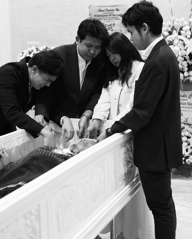 Keluarga Jerome Polin di rumah duka. Foto: Instagram/jeromepolin