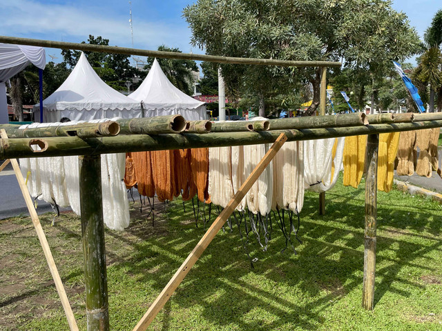 Proses pewarnaan alami untuk kain tenun di Istana Maimun, Medan, Sumatra Utara. Foto: Najma Ramadhanya/kumparan