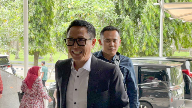 Dua anggota DPR fraksi PAN yang dinonaktifkan, Eko Patrio sampai di DPR untuk menghadiri sidang putusan MKD terkait status keanggotaannya pada Rabu (5/11/2025). Foto: Abid Raihan/kumparan