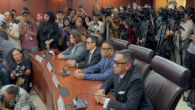 Empat anggota DPR nonaktif, Nafa Urbach, Eko Patrio, Uya Kuya, dan Ahmad Sahroni mengikuti sidang putusan MKD terkait status keanggotaannya pada Rabu (5/11/2025). Foto: Abid Raihan/kumparan