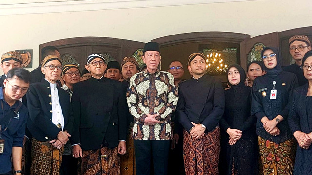 Presiden RI ke-7 Joko Widodo (tengah) dan Wali Kota Solo Respati Ardi, sesepuh Keraton Solo KGPH Tedjowulan hingga Muspida Kota Solo melepas jenazah Paku Buwono (PB) XIII, Rabu (5/11/2025). Foto: Dok. kumparan