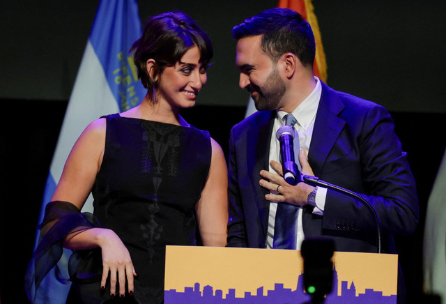 Calon Wali Kota New York City dari Partai Demokrat, Zohran Mamdani, merayakan kemenangannya bersama istrinya, Rama Duwaji, dalam kampanye malam pemilihan di wilayah Brooklyn, New York City, New York, AS, Rabu (5/11/2025). Foto: Jeenah Moon/REUTERS