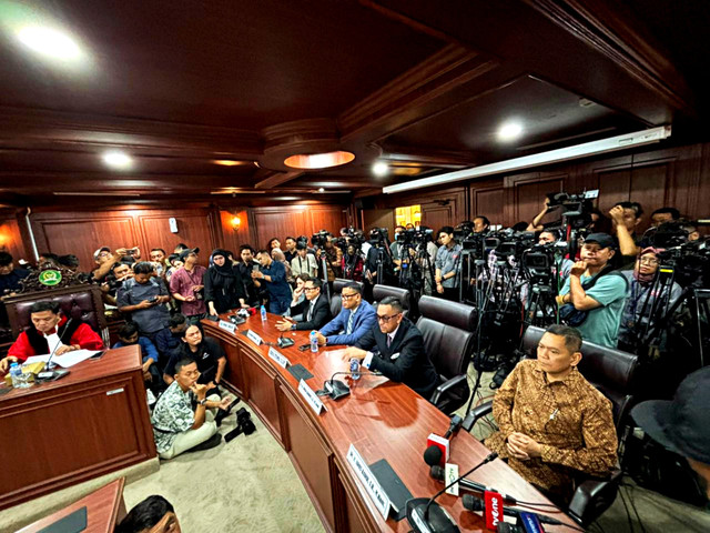 Lima anggota DPR non aktif di sidang putusan MKD terkait status keanggotaan mereka di gedung DPR RI, Senayan, Jakarta Pusat pada Rabu (5/11/2025).  Foto: Abid Raihan/kumparan