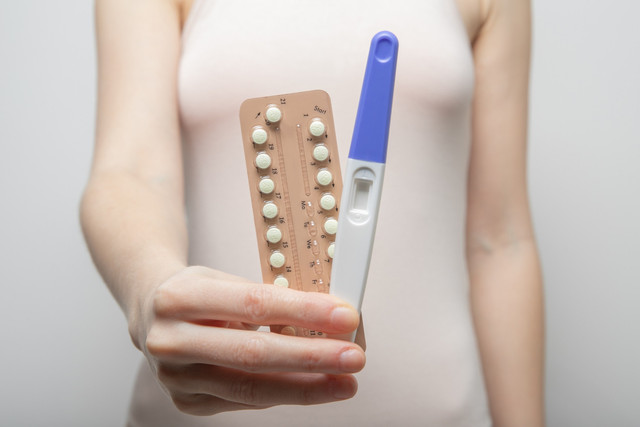 Ilustrasi Pil Kontrasepsi Darurat atau Morning-After Pill. Foto: MikhalchukStudio/Shutterstock