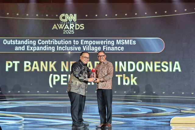 Direktur Commercial Banking BNI, Muhammad lqbal (kiri) menerima penghargaan Outstanding Contribution to Empowering MSMEs and Expanding Inclusive Village Finance di Grand Ballroom The Ritz-Carlton, Mega Kuningan, Jakarta pada Jumat (31/10). Foto: Dok. BNI