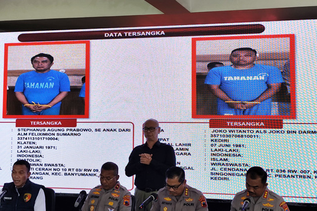 Polisi menujukkan foto tersangka modus calon Taruna Akpol Stephanus Agung Prabowo dan Joko Witanto saat rilis di Polda Jateng, Rabu (5/11/2025). Foto: Intan Alliva Khansa/kumparan